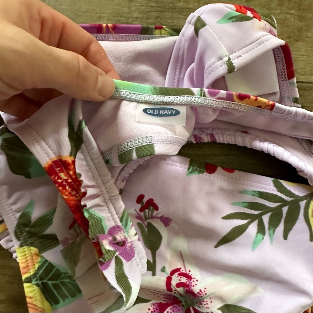 Old Navy tropical ruffle floral bikini with new matching flip flops - Picture 5 of 7